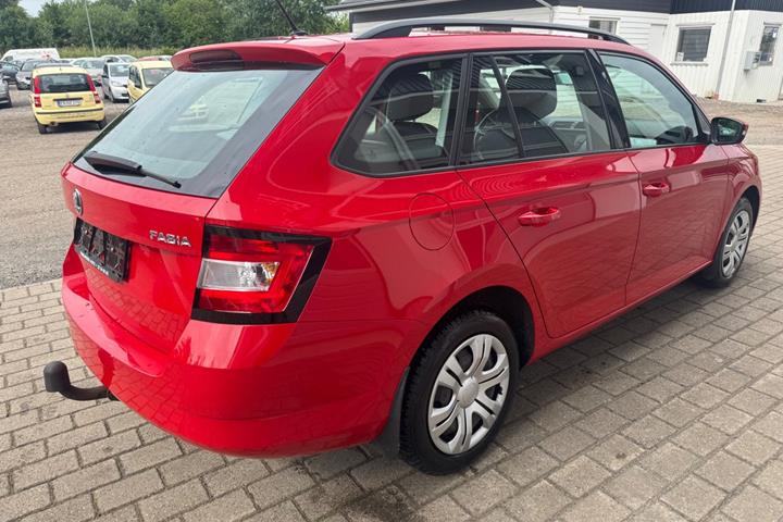Rød Skoda Fabia fra 2016