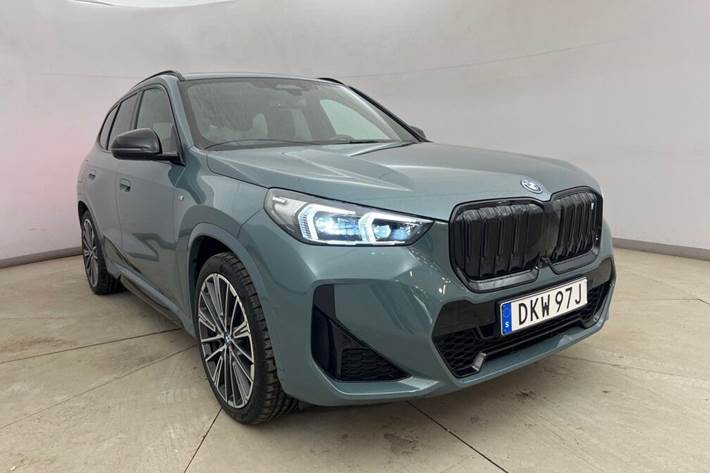 Grøn BMW iX1 fra 2023