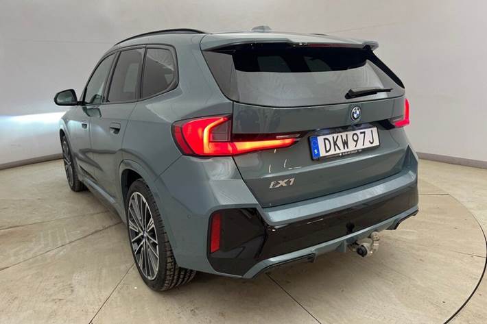 Grøn BMW iX1 fra 2023