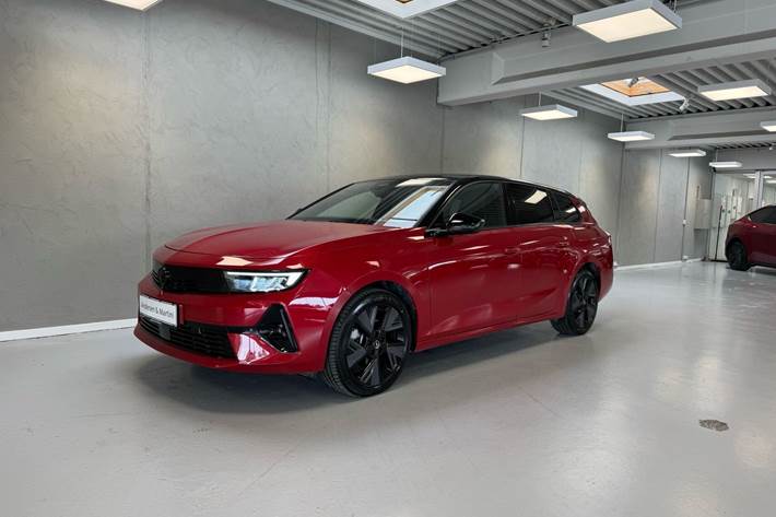 Rød Opel Astra-e fra 2024