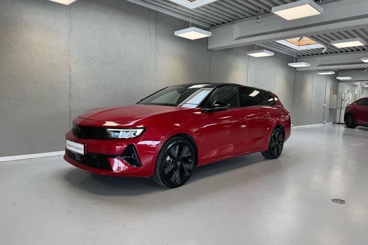 Rød Opel Astra-e fra 2024 set udefra