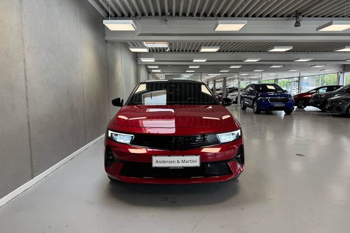 Rød Opel Astra-e fra 2024