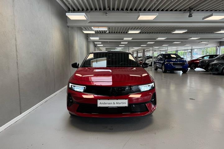 Rød Opel Astra-e fra 2024