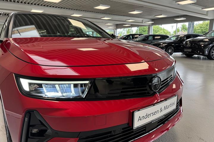 Rød Opel Astra-e fra 2024