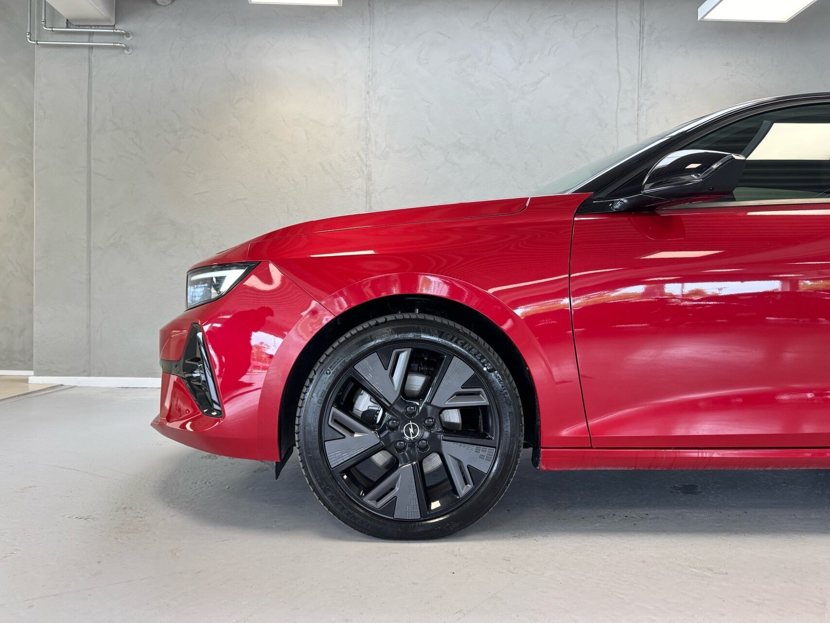Rød Opel Astra-e fra 2024