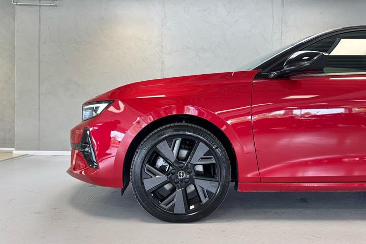 Rød Opel Astra-e fra 2024