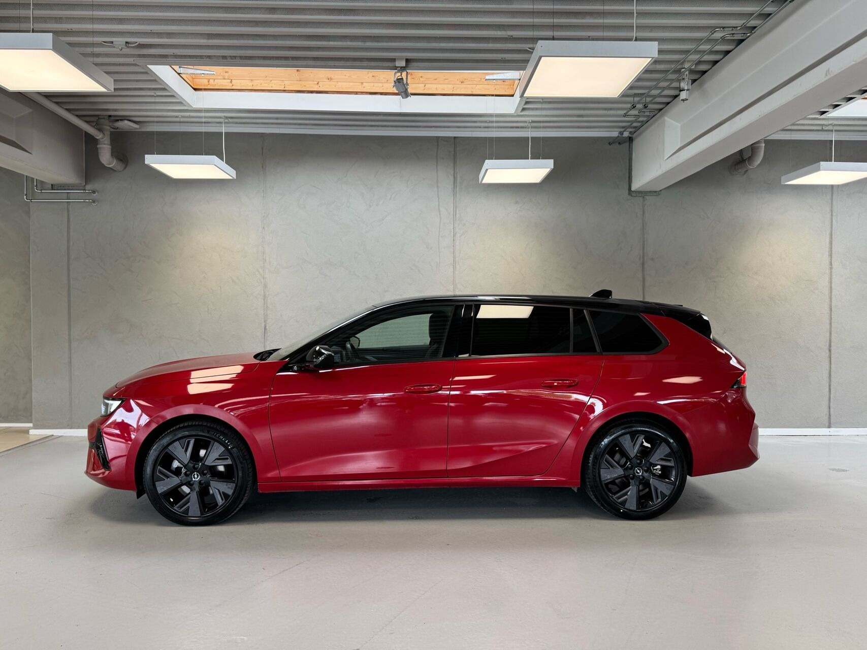 Rød Opel Astra-e fra 2024