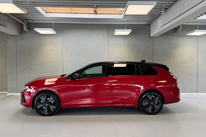 Rød Opel Astra-e fra 2024