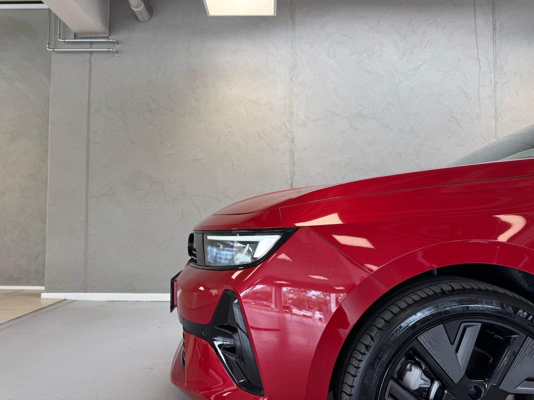 Rød Opel Astra-e fra 2024