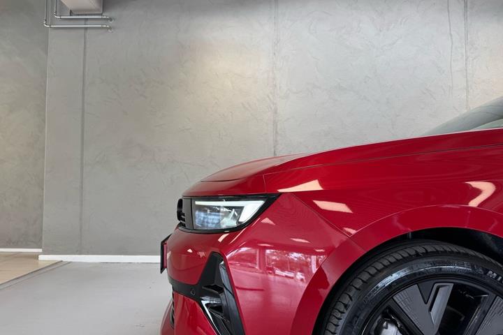Rød Opel Astra-e fra 2024