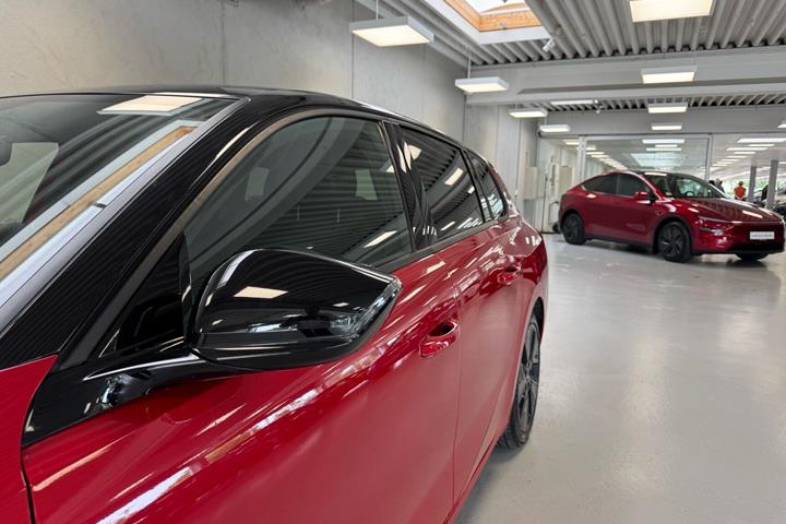 Rød Opel Astra-e fra 2024