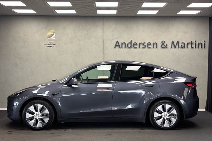 Grå Tesla Model Y fra 2021