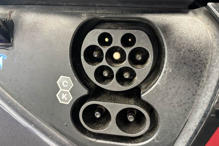 Grå Tesla Model Y fra 2021