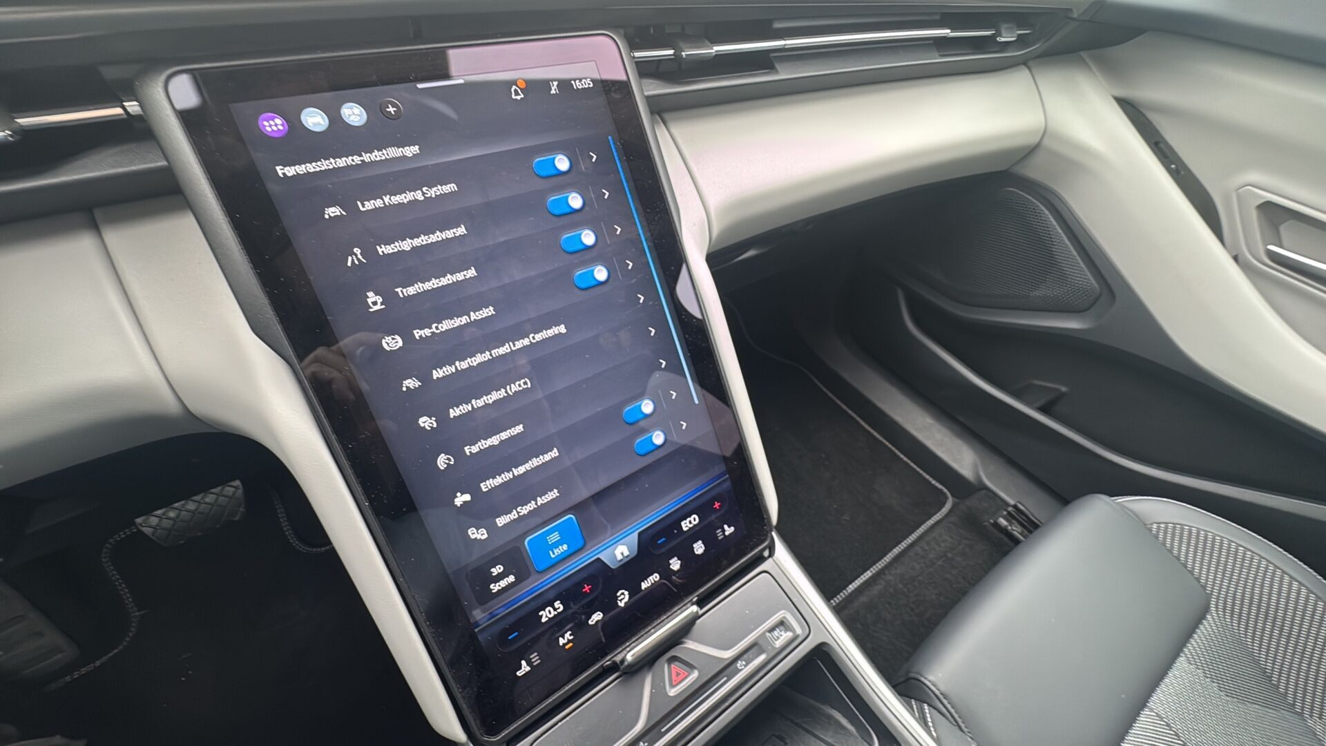 Hvid Ford Explorer fra 2025