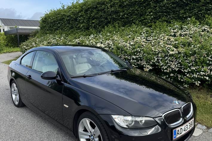 Sort BMW 330d fra 2009