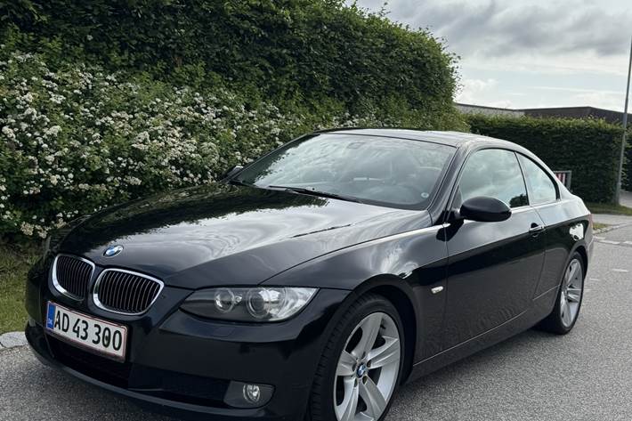 Sort BMW 330d fra 2009