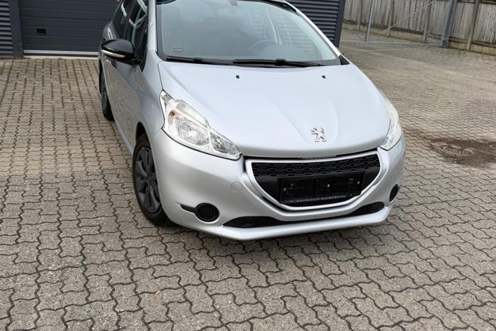 Sølv Peugeot 208 fra 2017 set udefra