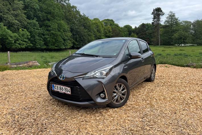 Grå Toyota Yaris fra 2017