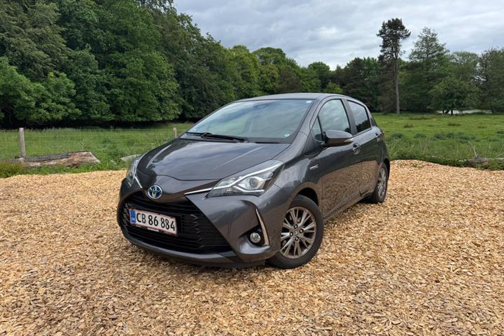 Grå Toyota Yaris fra 2017 set udefra