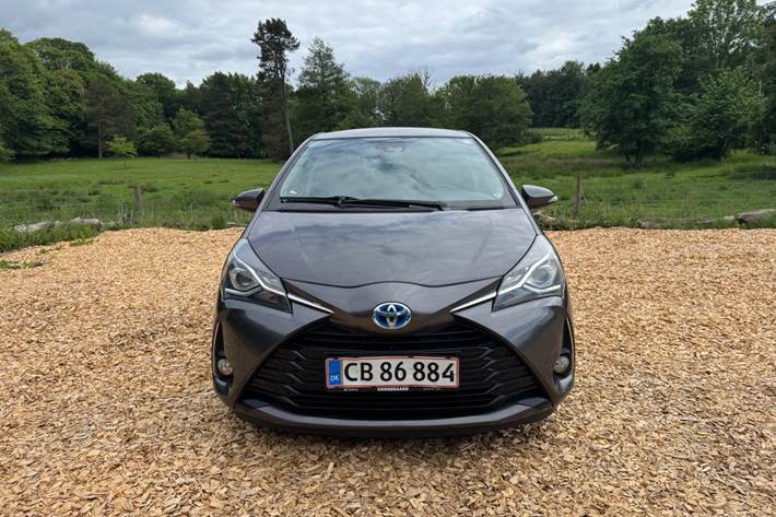 Grå Toyota Yaris fra 2017
