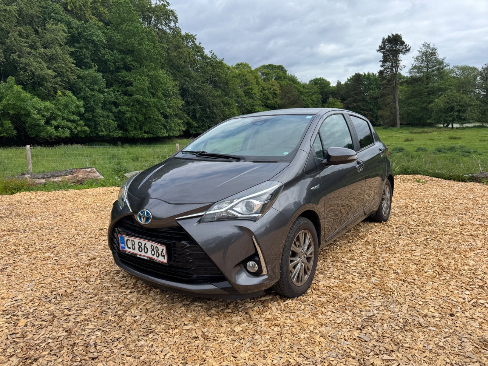 Grå Toyota Yaris fra 2017