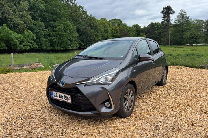 Grå Toyota Yaris fra 2017