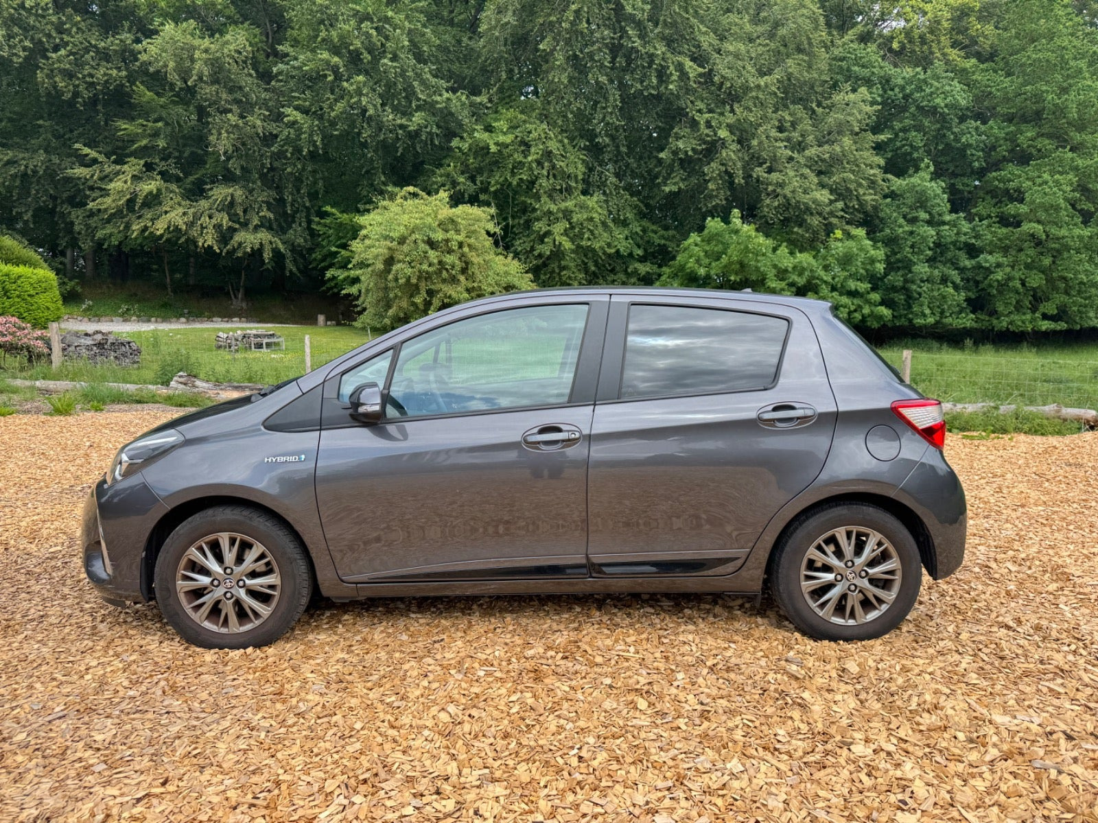 Grå Toyota Yaris fra 2017