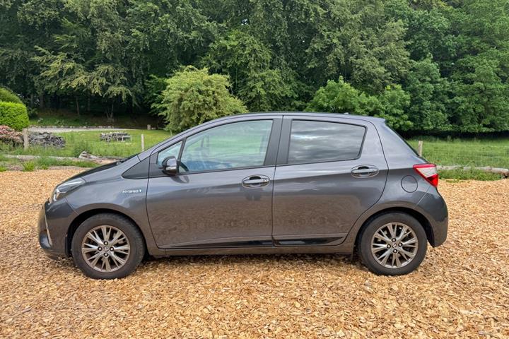 Grå Toyota Yaris fra 2017