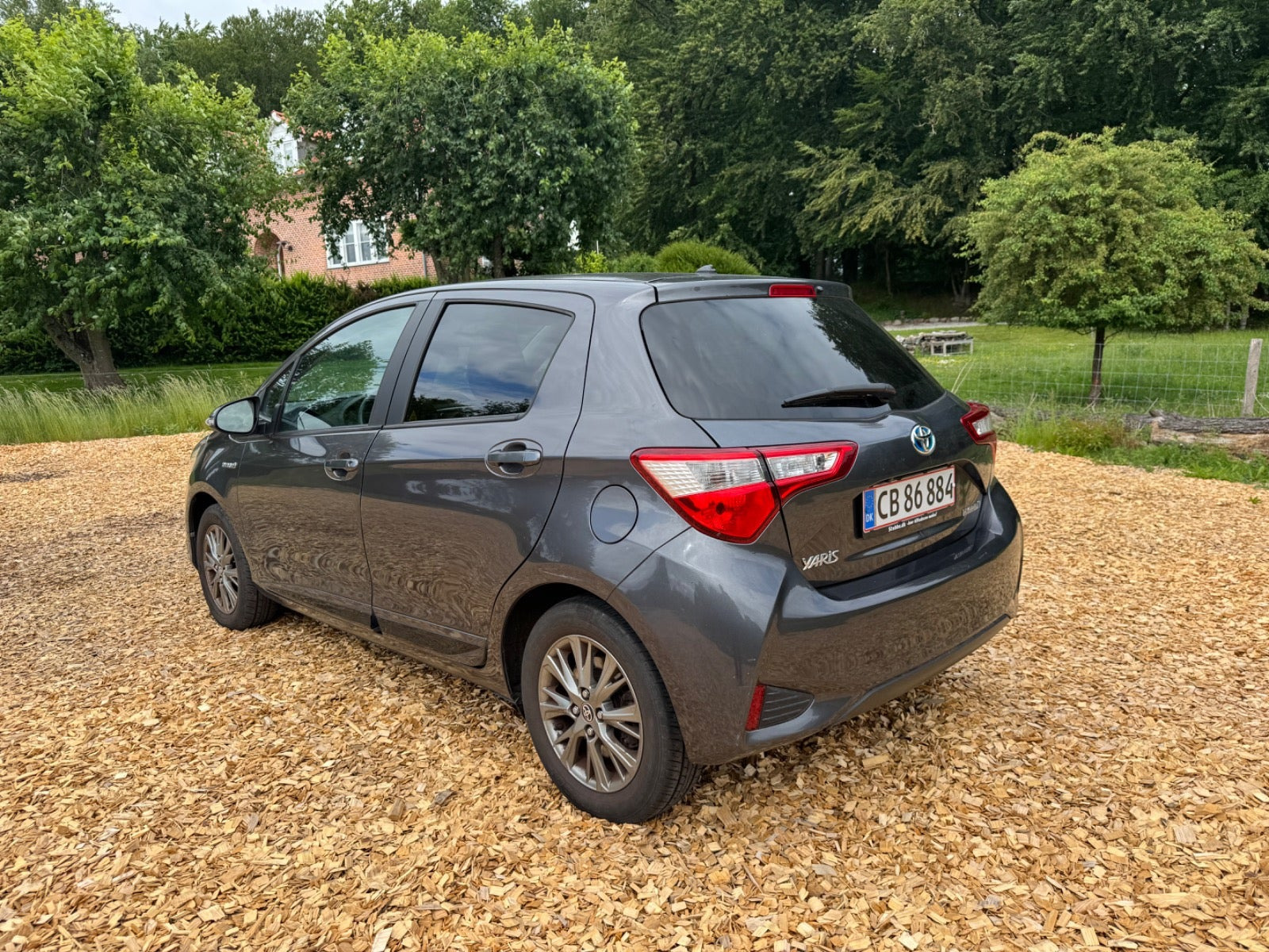 Grå Toyota Yaris fra 2017
