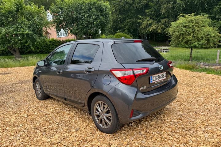 Grå Toyota Yaris fra 2017