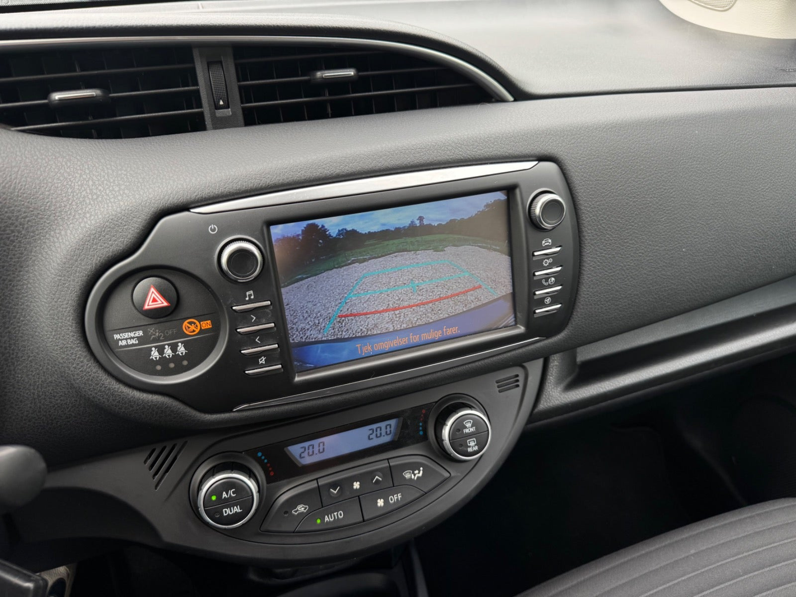 Grå Toyota Yaris fra 2017
