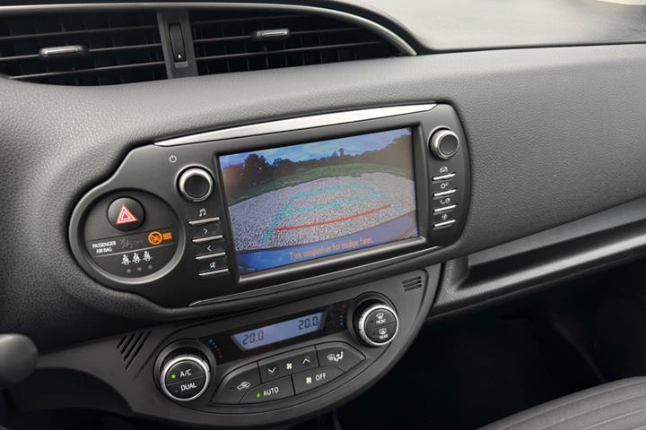 Grå Toyota Yaris fra 2017