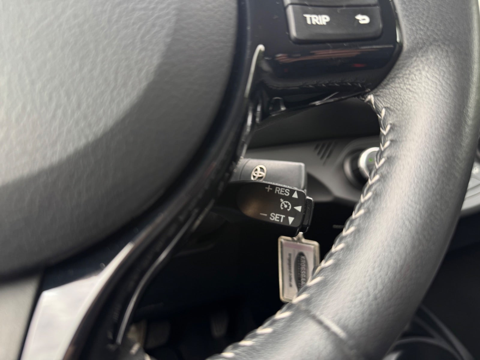 Grå Toyota Yaris fra 2017
