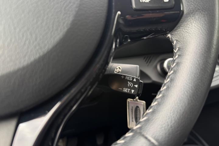 Grå Toyota Yaris fra 2017