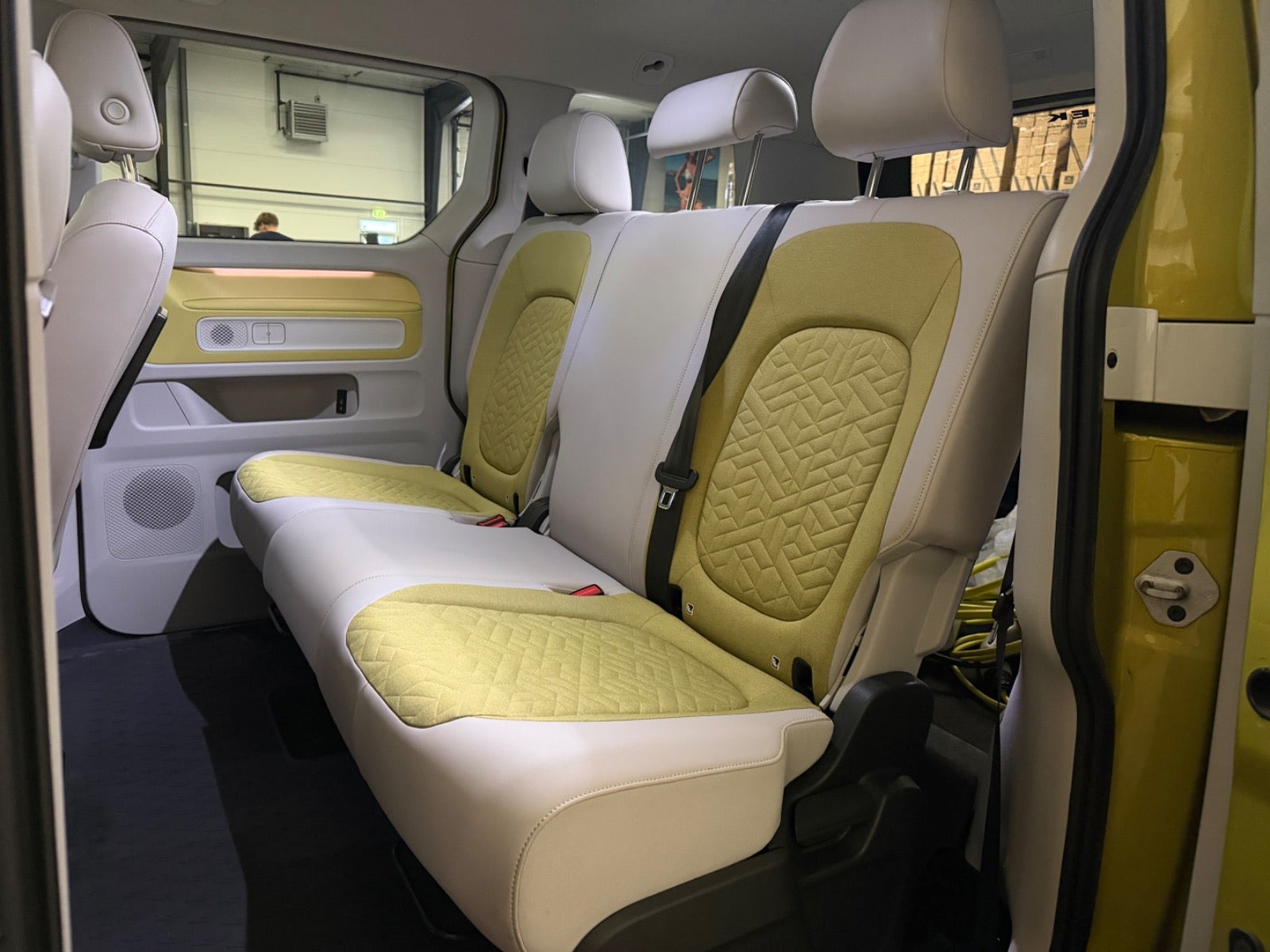 Gul VW ID.Buzz fra 2024