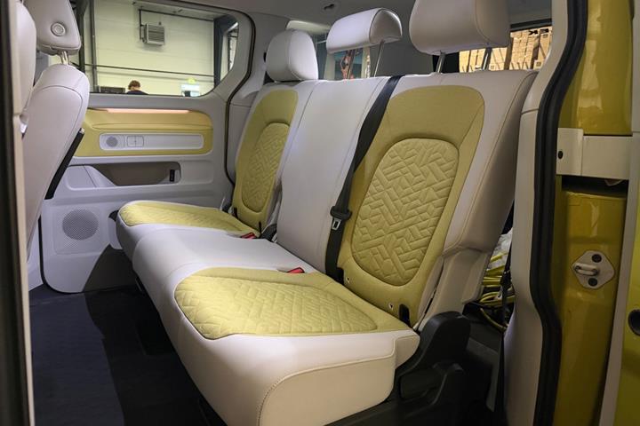 Gul VW ID.Buzz fra 2024