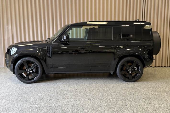 Sort Land Rover Defender 110 fra 2024