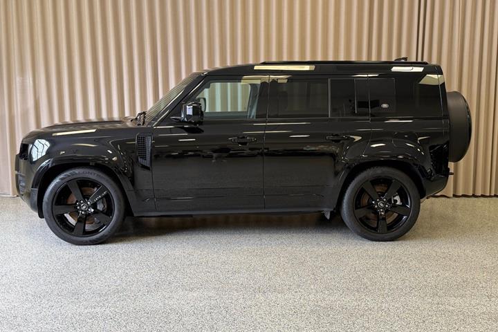 Sort Land Rover Defender 110 fra 2024