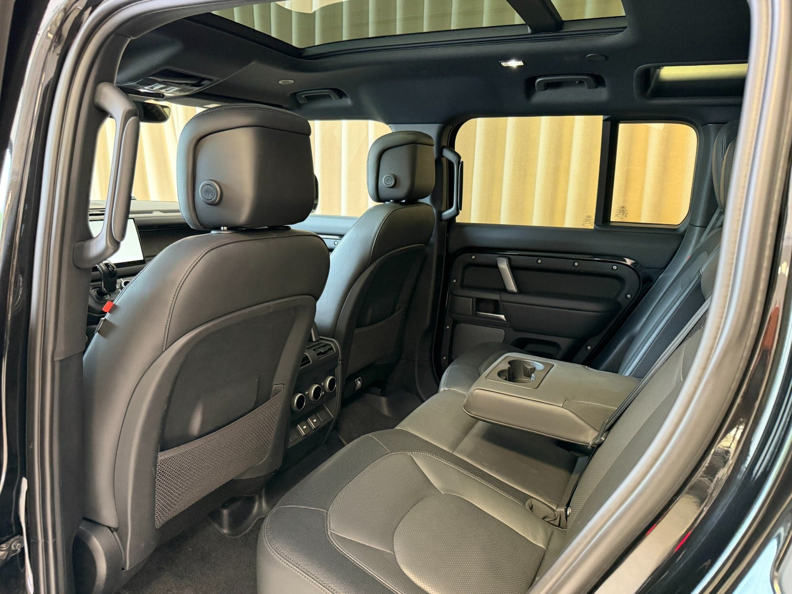 Sort Land Rover Defender 110 fra 2024