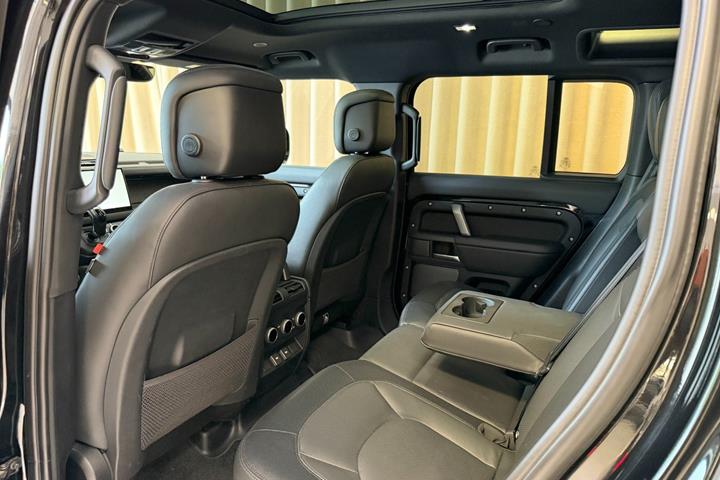 Sort Land Rover Defender 110 fra 2024