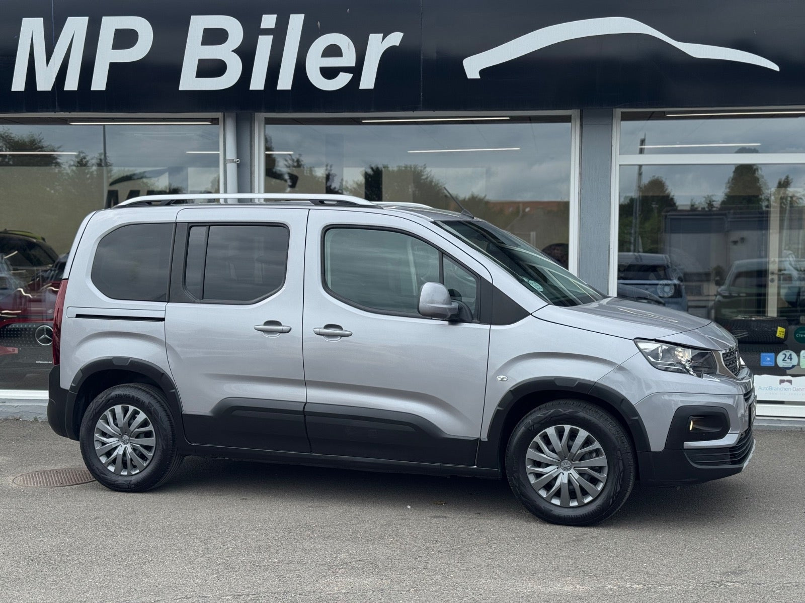 Grå Peugeot Rifter fra 2019