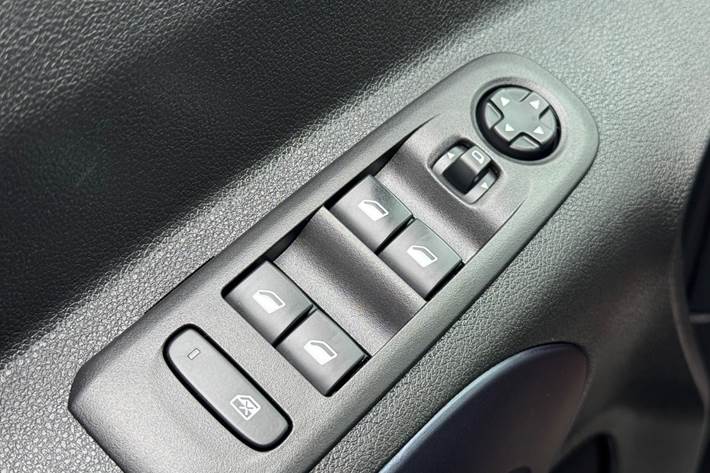 Grå Peugeot Rifter fra 2019