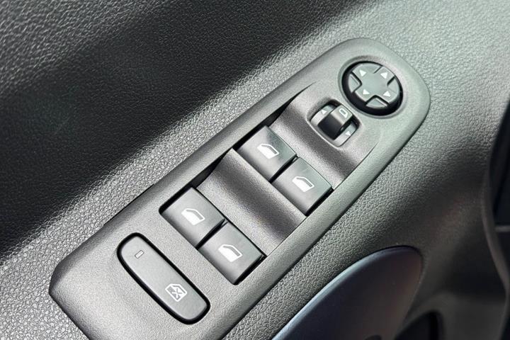 Grå Peugeot Rifter fra 2019