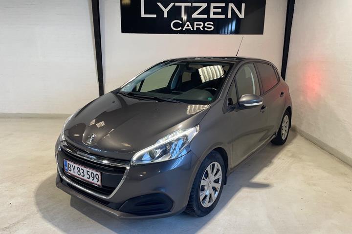 Grå Peugeot 208 fra 2018 set udefra