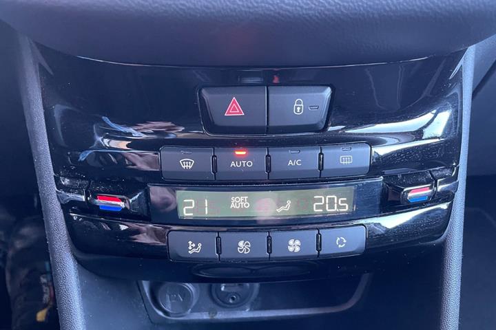 Grå Peugeot 208 fra 2018