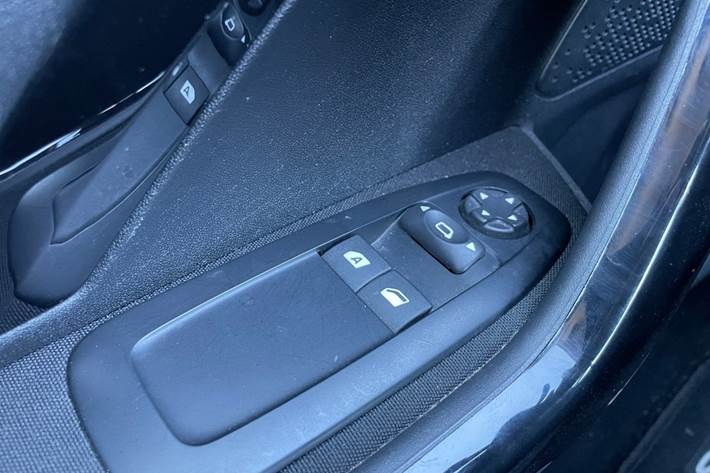 Grå Peugeot 208 fra 2018