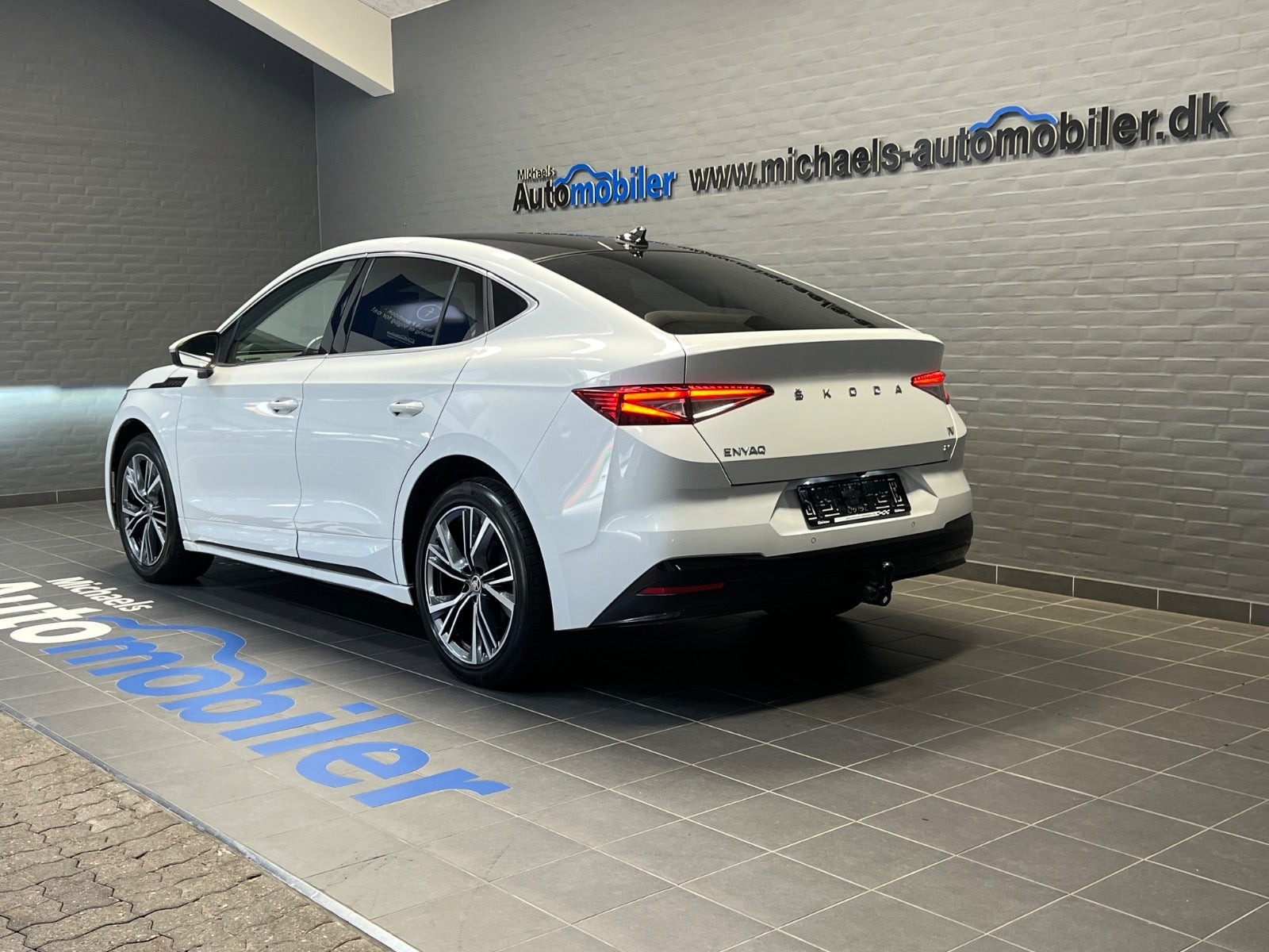 Hvid Skoda Enyaq fra 2023