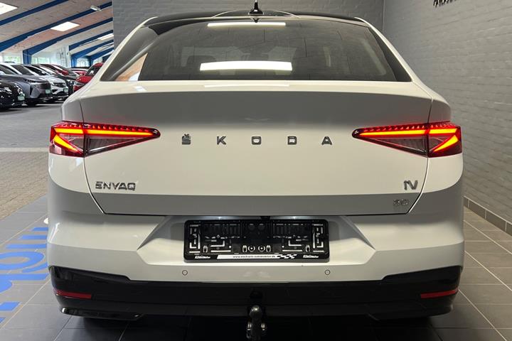 Hvid Skoda Enyaq fra 2023