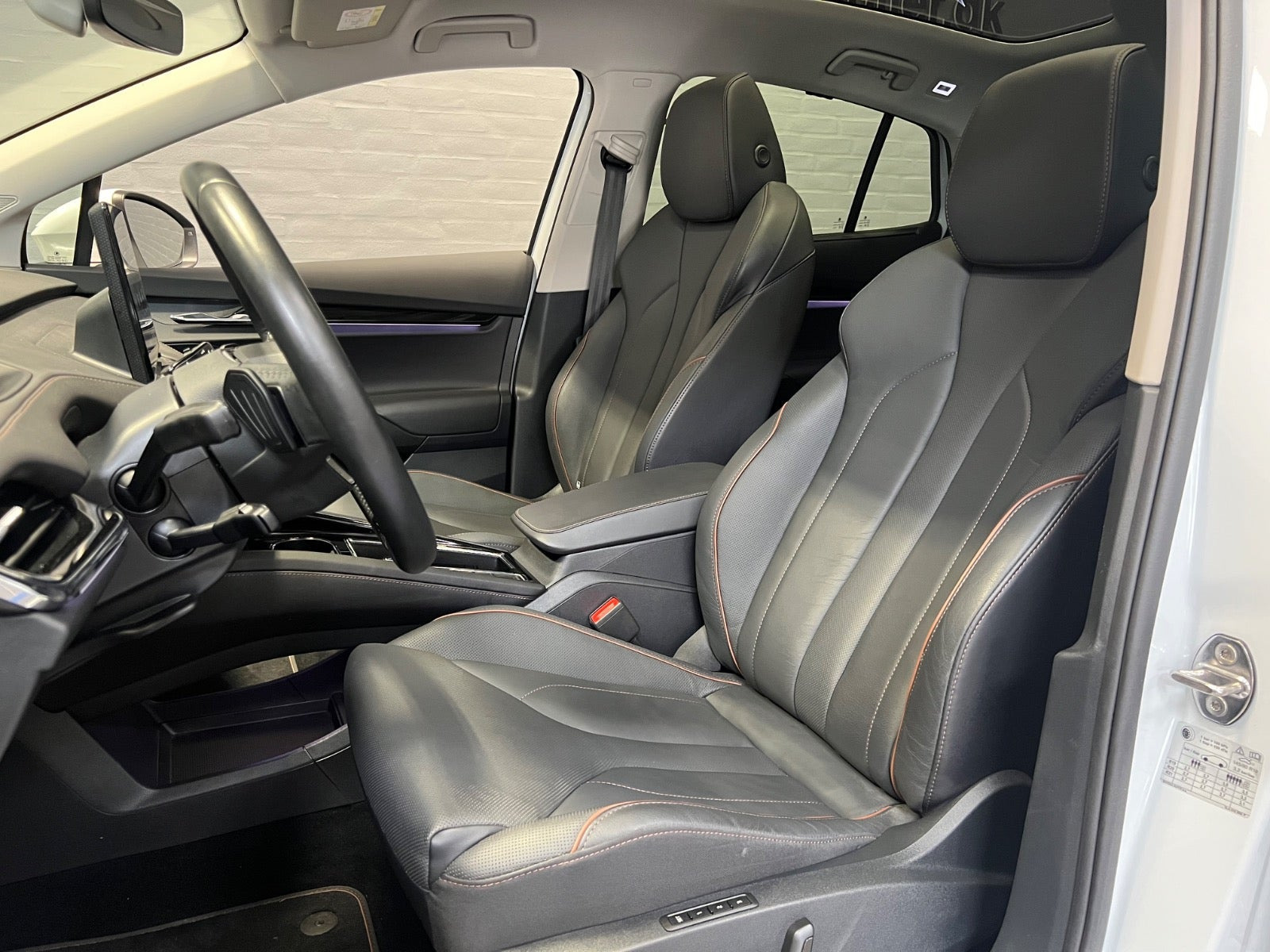 Hvid Skoda Enyaq fra 2023