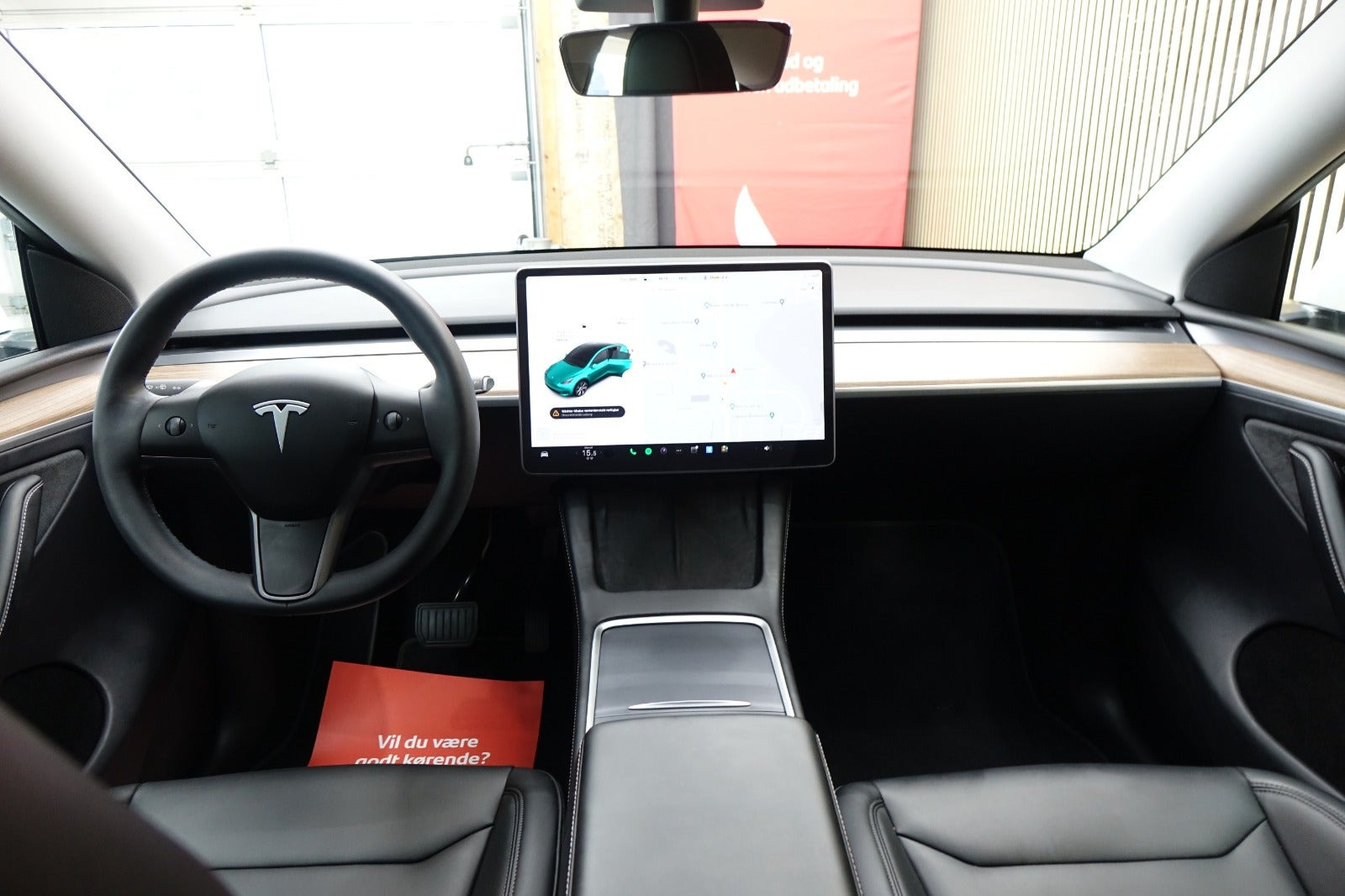 Hvid Tesla Model Y fra 2023
